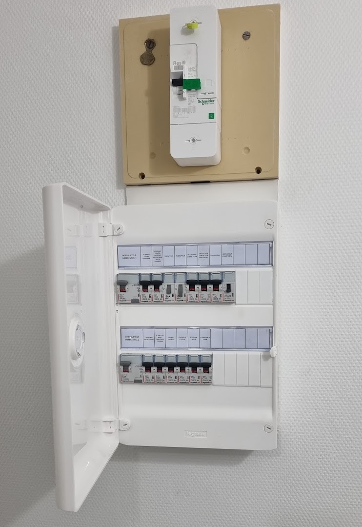 VES Électricien, borne de recharge, certifié IRVE. — Photos 1